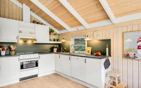Amundi - 500M from the Sea: Hout, Plafond, Interieur Ontwerp, Keuken, Flooring, Huis, Countertop, Meubilair, Verdieping, Cabinetry