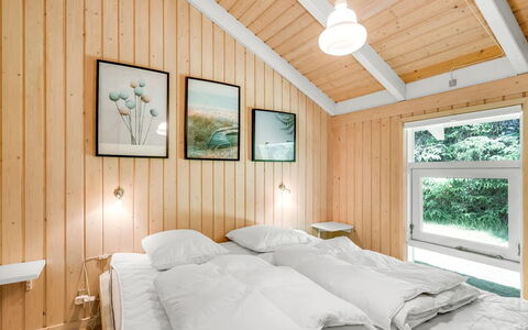 Amundi - 500M from the Sea: Hout, Slaapkamer, Interieur Ontwerp, Plafond, Bed, Huis, Verdieping, Bedding, Laken, Bed Frame