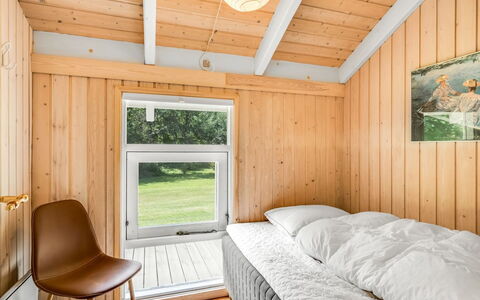 Amundi - 500M from the Sea: Hout, Slaapkamer, Interieur Ontwerp, Plafond, Flooring, Bed, Verdieping, Huis, Bed Frame, Hardwood