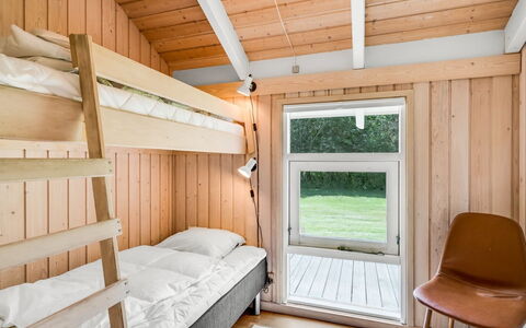 Amundi - 500M from the Sea: Hout, Slaapkamer, Bed, Hardwood, Beits, Plank, Blokhut, Stapelbed, Bed Frame, Bedding