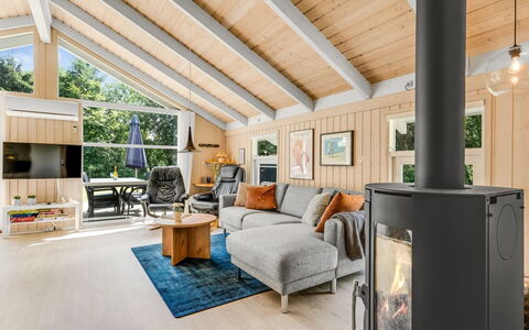 Amundi - 500M from the Sea: Flooring, Hout, Interieur Ontwerp, Plafond, Meubilair, Verdieping, Houten Vloer, Woonkamer, Bankstel, Huis