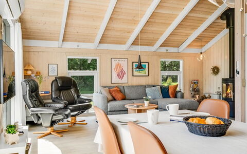 Amundi - 500M from the Sea: Interieur Ontwerp, Meubilair, Hout, Plafond, Flooring, Verlichting, Kamer, Verdieping, Woonkamer, Lichte Inrichting
