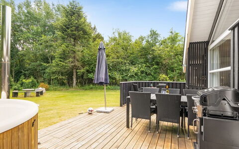 Amundi - 500M from the Sea: Hout, Meubilair, Houten Vloer, Hardwood, Huis, Beits, Dek, Veranda, Stoel, Schaduw