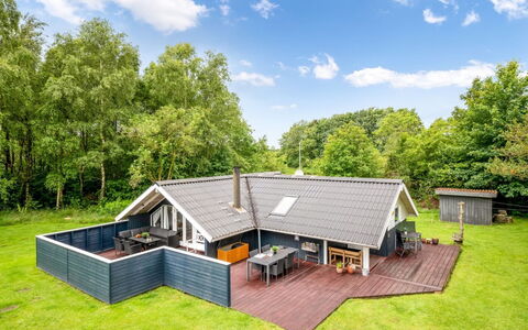Giselle - 10Km from the Sea: Meubilair, Interieur Ontwerp, Flooring, Verdieping, Plafond, Kamer, Stoel, Tafel, Appartement, Keuken En Eettafel