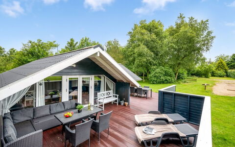 Giselle - 10Km from the Sea: Meubilair, Interieur Ontwerp, Flooring, Verdieping, Plafond, Kamer, Stoel, Tafel, Appartement, Keuken En Eettafel