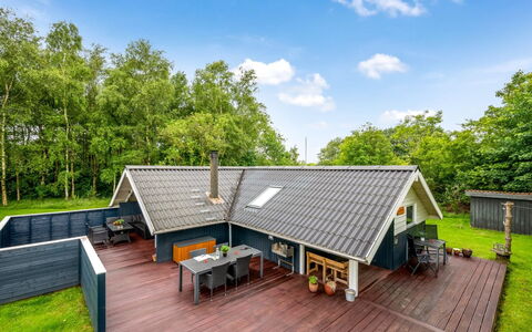 Giselle - 10Km from the Sea: Meubilair, Interieur Ontwerp, Flooring, Verdieping, Plafond, Kamer, Stoel, Tafel, Appartement, Keuken En Eettafel