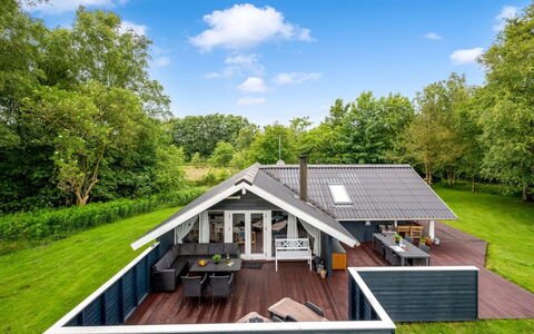 Giselle - 10Km from the Sea: Meubilair, Interieur Ontwerp, Flooring, Verdieping, Plafond, Kamer, Stoel, Tafel, Appartement, Keuken En Eettafel
