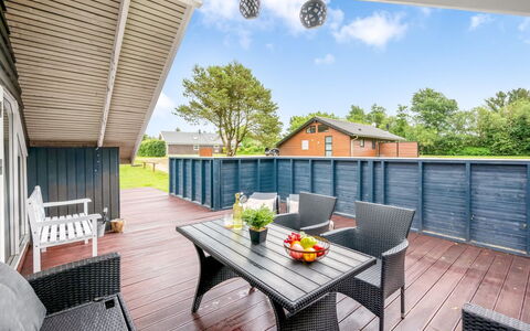 Giselle - 10Km from the Sea: Meubilair, Interieur Ontwerp, Flooring, Verdieping, Plafond, Kamer, Stoel, Tafel, Appartement, Keuken En Eettafel