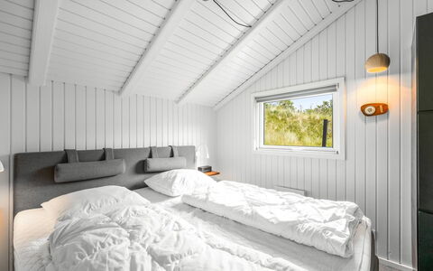 Emin - 700M from the Sea: Slaapkamer, Hout, Bedding, Laken, Bed, Plafond, Bed Frame, Linens, Hoofdkussen, Ontwerp