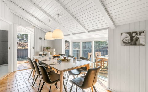Emin - 700M from the Sea: Hout, Interieur Ontwerp, Plafond, Flooring, Verdieping, Keuken En Eettafel, Houten Vloer, Huis, Eetkamer, Stoel