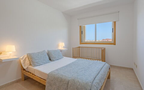 La Perla: Meubilair, Venster, Gebouw, Comfort, Azure, Hout, Bed, Bed Frame, Textiel