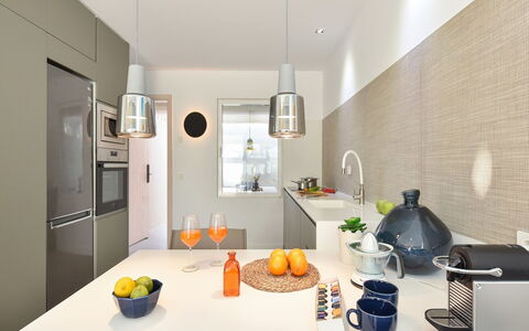 New Velsuites Ii: Eigendom, Voedsel, Tafel, Cabinetry, Tableware, Interieur Ontwerp, Oranje, Keuken, Verdieping