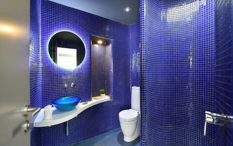 New Velsuites Ii: Spiegel, Loodgieterswerkinrichting, Eigendom, Purper, Blauw, Badkamer, Wastafel, Azure, Interieur Ontwerp, Architectuur