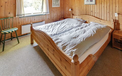 Srebrenka - 1.2Km from the Sea: Slaapkamer, Bed, Hout, Interieur Ontwerp, Meubilair, Laken, Plafond, Bed Frame, Bedding, Verdieping