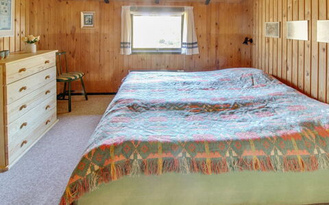 Srebrenka - 1.2Km from the Sea: Slaapkamer, Bed, Interieur Ontwerp, Hout, Meubilair, Flooring, Plafond, Laken, Verdieping, Bedding