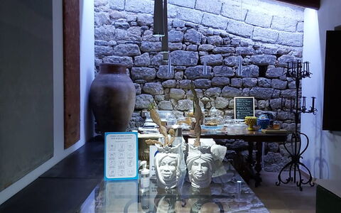 San Noto House With Pool Ac Wifi: Meubilair, Tafel, Hout, Gebouw, Interieur Ontwerp, Verdieping, Flooring, Woonkamer, Keuken, Hardwood