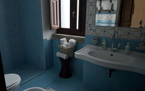 San Noto House With Pool Ac Wifi: Blauw, Wastafel In De Badkamer, Loodgieterswerkinrichting, Badkamer, Interieur Ontwerp, Wastafel, Flooring, Kraan, Verdieping, Loodgieter