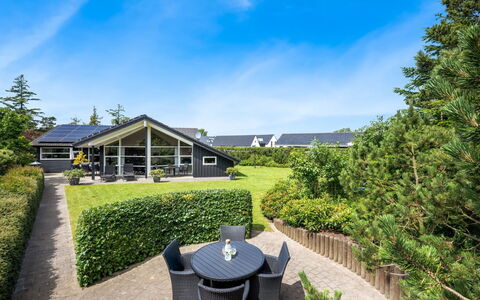 Fritzi - 1.7Km from the Sea: Huis, Dak, Landgoed, Groundcover, Verblijf, Tuin, Gazon, Landscaping, Schaduw, Werf