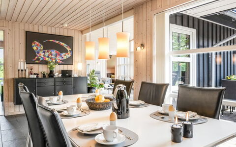 Fritzi - 1.7Km from the Sea: Interieur Ontwerp, Meubilair, Plafond, Huis, Keuken En Eettafel, Lichte Inrichting, Stoel, Eetkamer, Kroonluchter, Kamerplant
