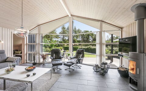 Fritzi - 1.7Km from the Sea: Plafond, Interieur Ontwerp, Huis, Woonkamer, Bankstel, Stoel, Kamerplant, Natuurlijk Materiaal, Lichte Inrichting