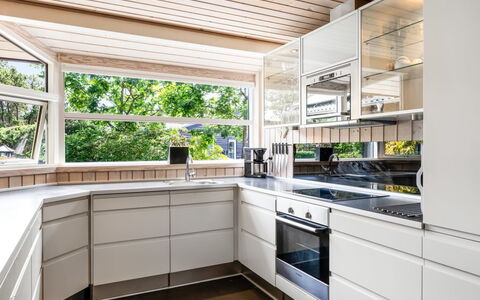 Fritzi - 1.7Km from the Sea: Interieur Ontwerp, Keuken, Hout, Flooring, Countertop, Plafond, Cabinetry, Toestel Van De Keuken, Huis, Verdieping