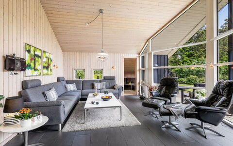 Fritzi - 1.7Km from the Sea: Bankstel, Woonkamer, Huis, Interieur Ontwerp, Meubilair, Plafond, Stoel, Ontwerp