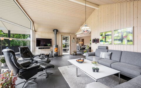 Fritzi - 1.7Km from the Sea: Bankstel, Woonkamer, Interieur Ontwerp, Huis, Plafond, Lichte Inrichting, Kamerplant, Stoel, Slaapbank