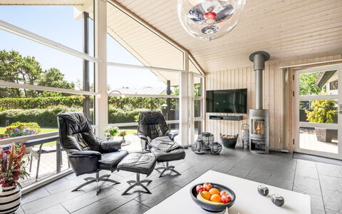Fritzi - 1.7Km from the Sea: Interieur Ontwerp, Plafond, Huis, Woonkamer, Stoel, Bankstel, Kamerplant, Lobby, Bloempot