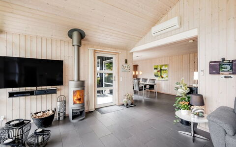 Fritzi - 1.7Km from the Sea: Hout, Huis, Interieur Ontwerp, Plafond, Houten Vloer, Verblijf, Woonkamer, Hardwood, Stoel, Beits
