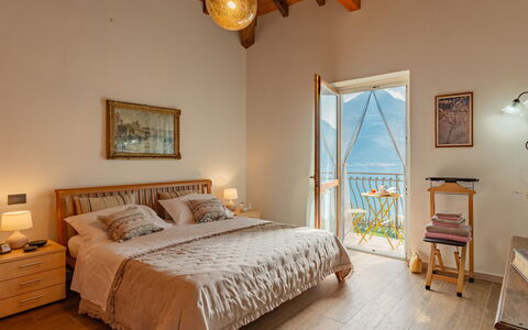 Home2Sunrise: Fotolijst, Meubilair, Eigendom, Venster, Comfort, Tafel, Hout, Azure, Gebouw, Bed Frame