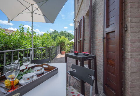 Torri 15 Holiday Home: Lucht, Gebouw, Eigendom, Tafel, Meubilair, Wolk, Tableware, Venster, Architectuur, Bloempot