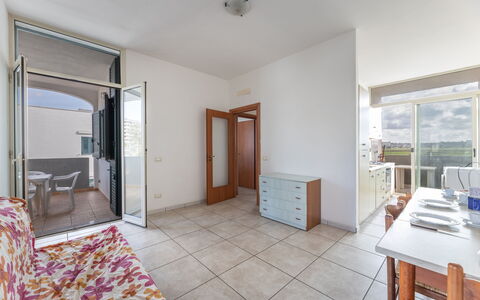 Andromeda Apartment In Gallipoli: Meubilair, Cabinetry, Gebouw, Hout, Comfort, Deur, Verlichting, Lade, Architectuur