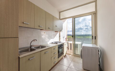 Andromeda Apartment In Gallipoli: Cabinetry, Meubilair, Countertop, Wastafel, Gootsteen, Eigendom, Kraan, Hout, Interieur Ontwerp, Gebouw