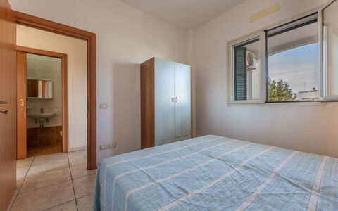 Andromeda Apartment In Gallipoli: Spiegel, Meubilair, Eigendom, Gebouw, Venster, Azure, Hout, Deur, Verlichting