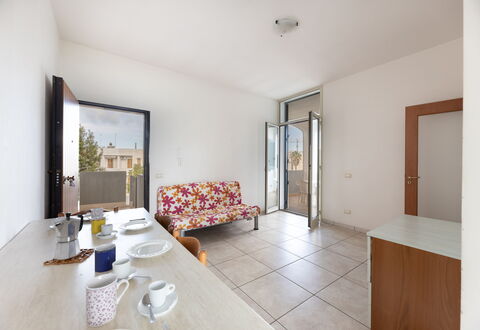 Andromeda Apartment In Gallipoli: Meubilair, Tafel, Tableware, Gebouw, Hout, Comfort, Interieur Ontwerp, Flooring, Verdieping