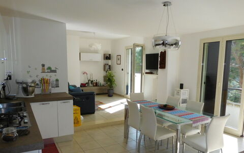 Loft San Giovanni in Gallipoli: Meubilair, Tafel, Gebouw, Fabriek, Kamerplant, Cabinetry, Interieur Ontwerp, Hout, Stoel, Keuken