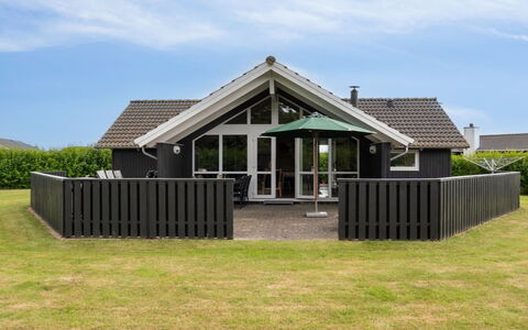 Siggi - 800M from the Sea: Dak, Huis, Huis, Verblijf, Siding, Landgoed, Schaduw, Garden Gebouwen, Gazon, Veranda