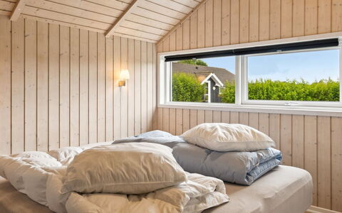 Siggi - 800M from the Sea: Slaapkamer, Bed, Hout, Laken, Bedding, Plafond, Interieur Ontwerp, Meubilair, Verdieping, Linens