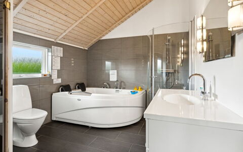 Siggi - 800M from the Sea: Flooring, Loodgieterswerkinrichting, Interieur Ontwerp, Verdieping, Plafond, Badkamer, Bad, Wastafel, Kraan, Loodgieter