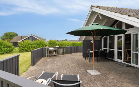 Siggi - 800M from the Sea: Huis, Architectuur, Dak, Huis, Veranda, Woongebied, Siding, Schaduw, Verblijf, Deur