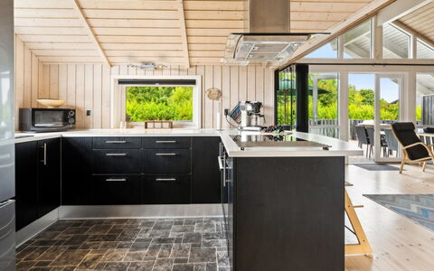 Siggi - 800M from the Sea: Keuken, Hout, Countertop, Flooring, Plafond, Interieur Ontwerp, Meubilair, Toestel Van De Keuken, Verdieping, Houten Vloer