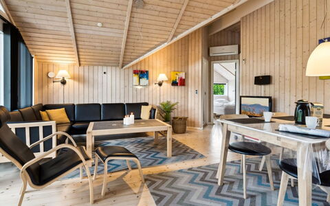 Siggi - 800M from the Sea: Hout, Interieur Ontwerp, Plafond, Flooring, Huis, Meubilair, Verdieping, Lichte Inrichting, Houten Vloer, Woonkamer