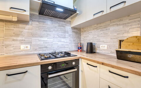 Zora: Cabinetry, Gebouw, Countertop, Eigendom, Toestel Van De Keuken, Keuken, Fornuis, Hout, Huis, Verdieping