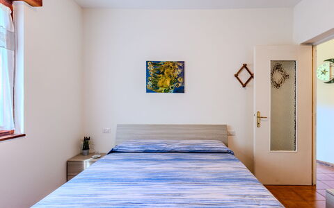 Caria 1: Venster, Azure, Verf, Gebouw, Hout, Interieur Ontwerp, Schaduw, Fotolijst, Verdieping