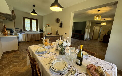 Casa Viviani: Voedsel, Tafel, Tableware, Meubilair, Fles, Bord, Interieur Ontwerp, Tafelkleed, Stoel, Dishware