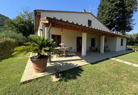 Casa Viviani: Fabriek, Lucht, Gebouw, Eigendom, Venster, Boom, Huis, Schaduw, Land Lot, Deur