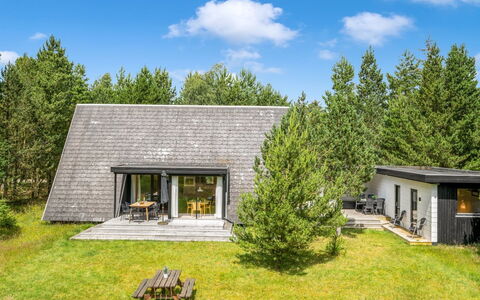 Peta - 1.6Km from the Sea: Dak, Huis, Huis, Verblijf, Deur, Siding, Landgoed, Gazon, Werf, Veranda