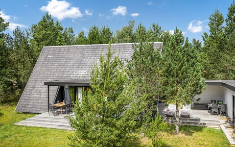 Peta - 1.6Km from the Sea: Dak, Huis, Huis, Verblijf, Deur, Siding, Landgoed, Gazon, Werf, Veranda