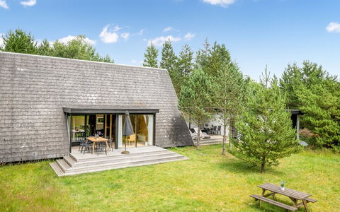 Peta - 1.6Km from the Sea: Dak, Huis, Huis, Verblijf, Deur, Siding, Landgoed, Gazon, Werf, Veranda