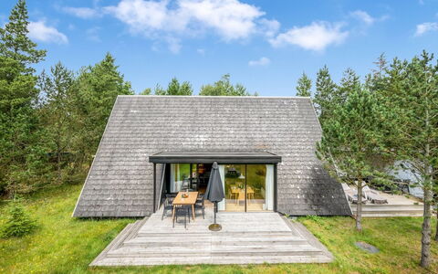 Peta - 1.6Km from the Sea: Dak, Huis, Huis, Verblijf, Deur, Siding, Landgoed, Gazon, Werf, Veranda